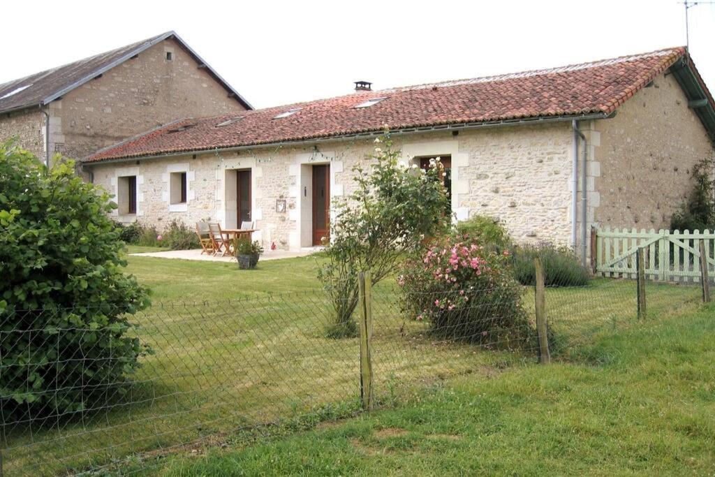 La Fermette Aux Lamas Savigny-Lévescault Esterno foto